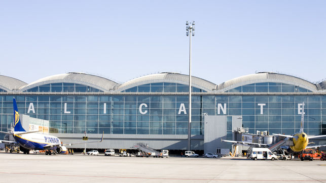 Aeropuerto-Alicante-Elche-AENA_EDIIMA20130816_0360_21